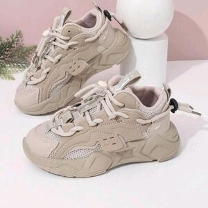 SHEIN Kids Sneakers in Beige / Tan